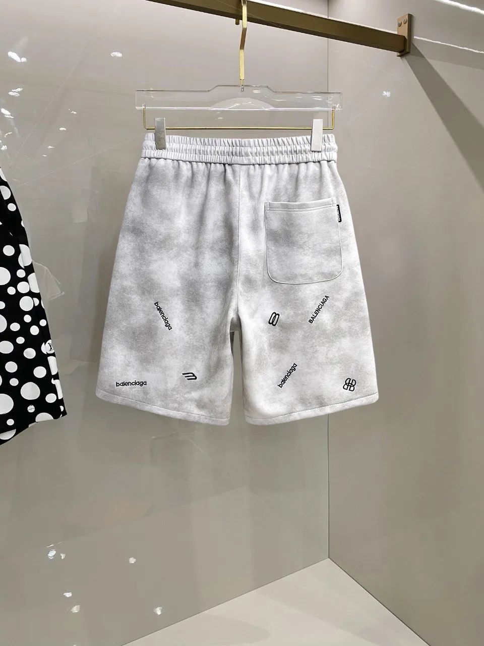 Balenciaga's three-standard complete 2026 summer New Arrival men's casual shorts, advanced custom-made Breathable fabric, Breathable fabric, extremely stretchy and comfortable, impeccable details, top-grade accessories, original logo design concept, delicate and soft feel! The upper body fit is awesome! Size: M-XXXL Please state your height and weight when ordering